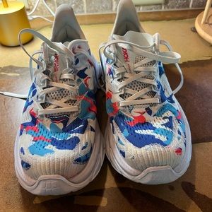 Size 8 women’s Limited Edition Clifton Edge running shoes